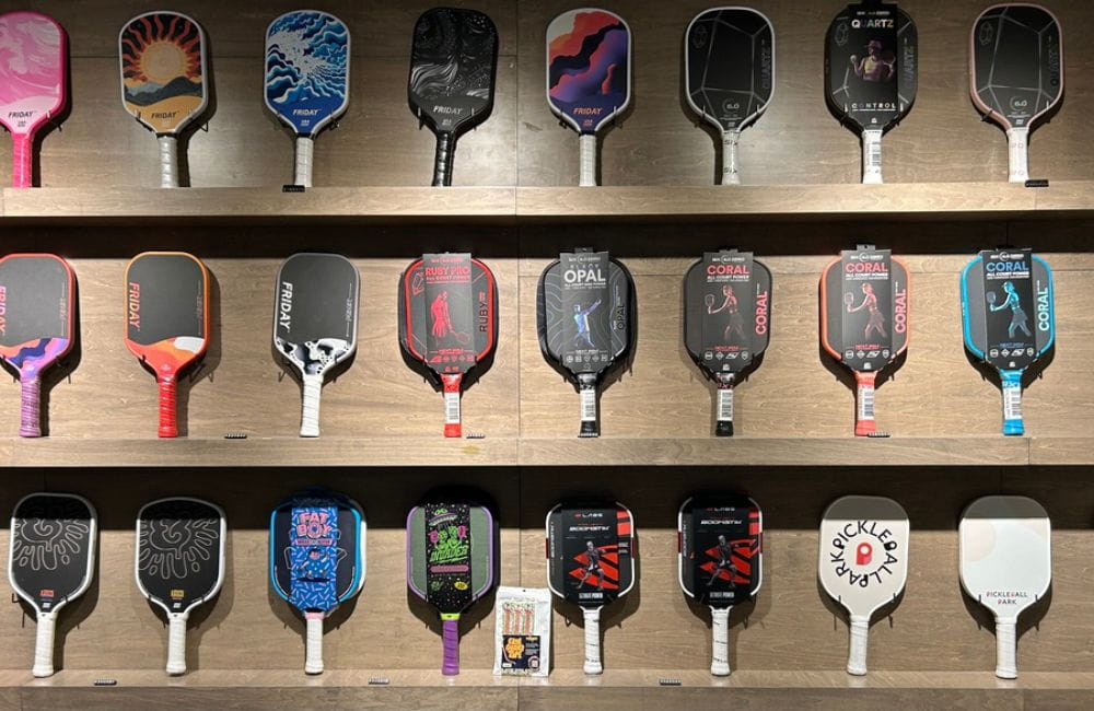 店内に並んだピックルボールのパドル